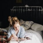 chica leyendo un libro tradicional