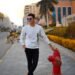 moda de chicos casual y relajado con camiseta blanca y colores clásicos como el negro